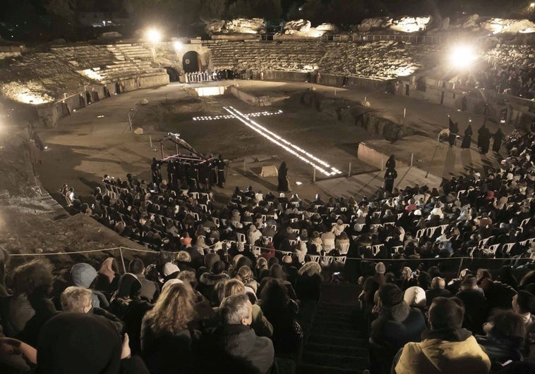 La lluvia vacía el Anfiteatro de Mérida y desluce el viacrucis